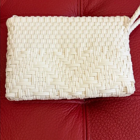 BNWT Maria Victoria Mono White Carlota Plastic Woven Straw Wristlet Clutch - Picture 8 of 10